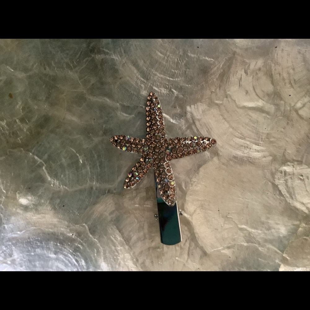 Beautiful starfish hair clip with the perfect bling💕